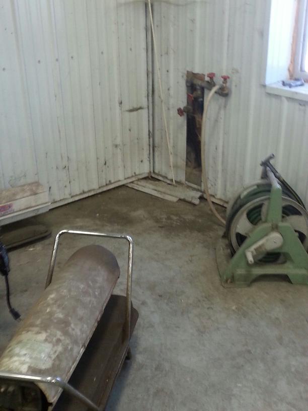 gvjfarms's tweet photo. Nothing worse than a south wind and no snow to bank up outside. Shop water lines froze.  #cold #addheat http://t.co/2FInBoPLKA