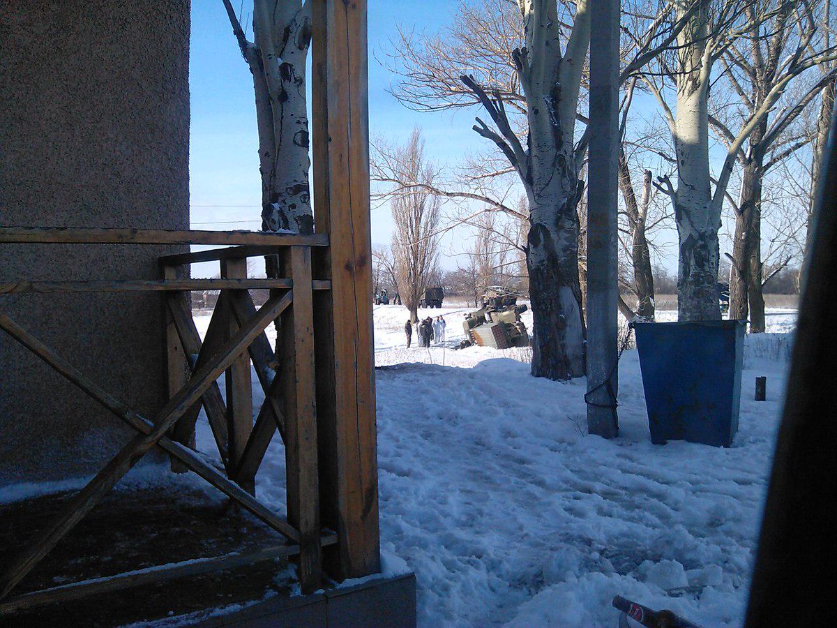 EgoRZemtsoV's tweet image. Украинский РСЗО «Град» ехал бомбить Горловку но не справился с  управлением перевернулся: