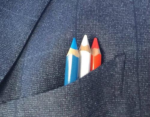 Kendi ressam olan, Kültür Bakanlığı da yapmış Arnavutluk başbakanı Edi Rama'nın Paris yürüyüşündeki ceket cebi: