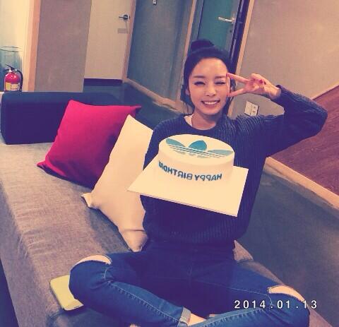 ofcjiyoung's tweet photo. @ofcguhara its jiyoung not younji, eoooon. btw happy 24 bdayyyy Hara eonni :p http://t.co/JyPLP5WqB0