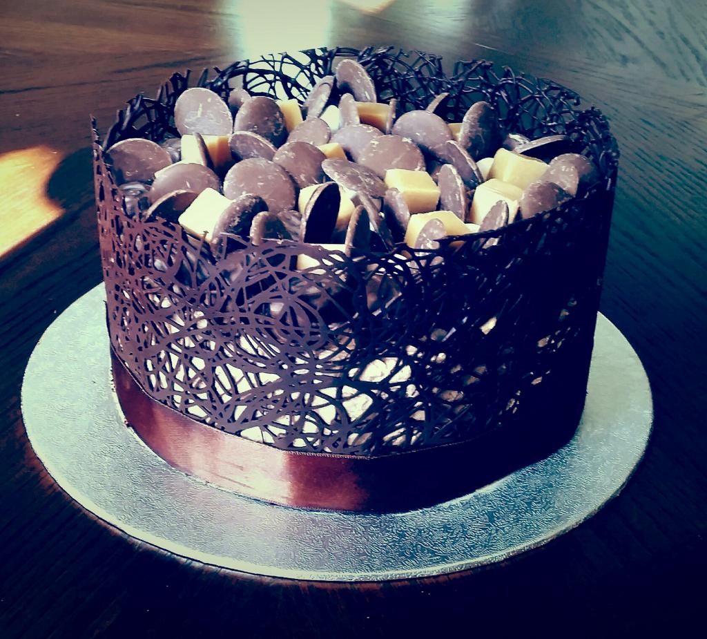 PuddingpokePuds's tweet photo. Chocolate lace cake, a very decadent treat! A true celebratory cake. http://t.co/hredwTL7IJ