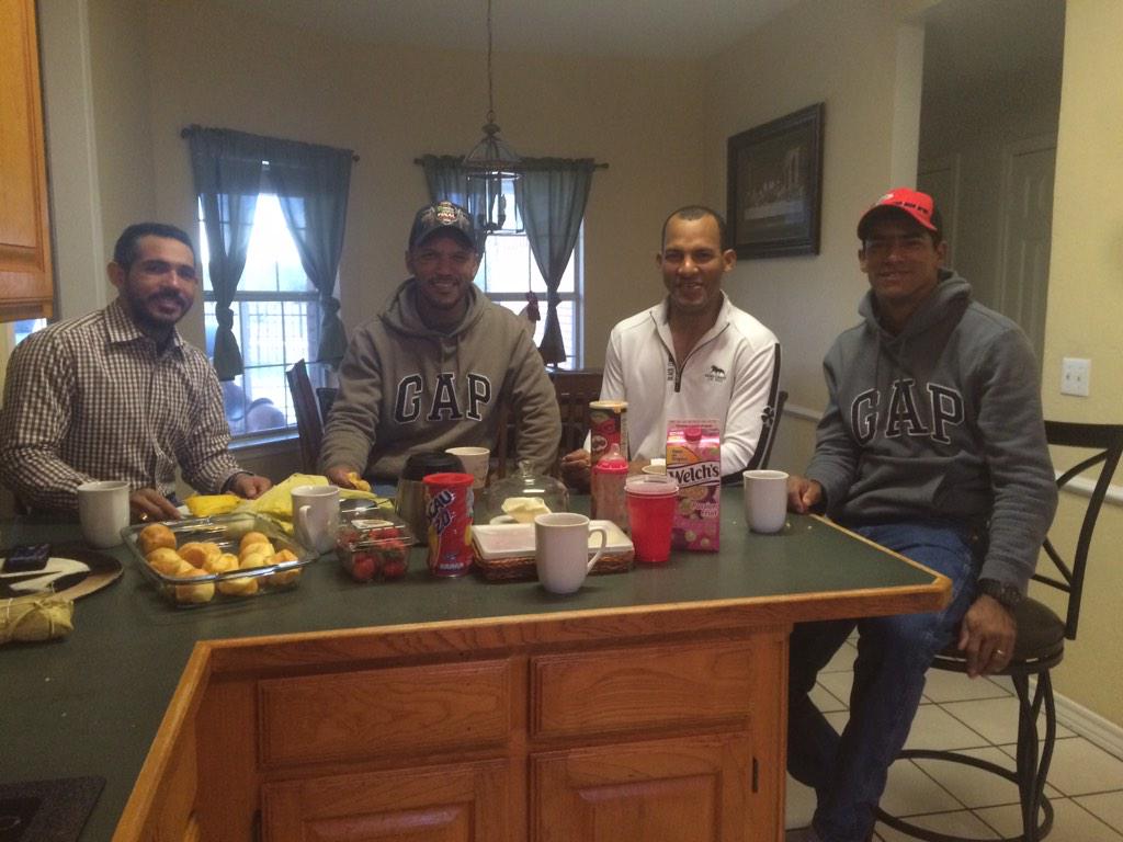 Tomando café da manhã com os amigo        having breakfast with friend in my house