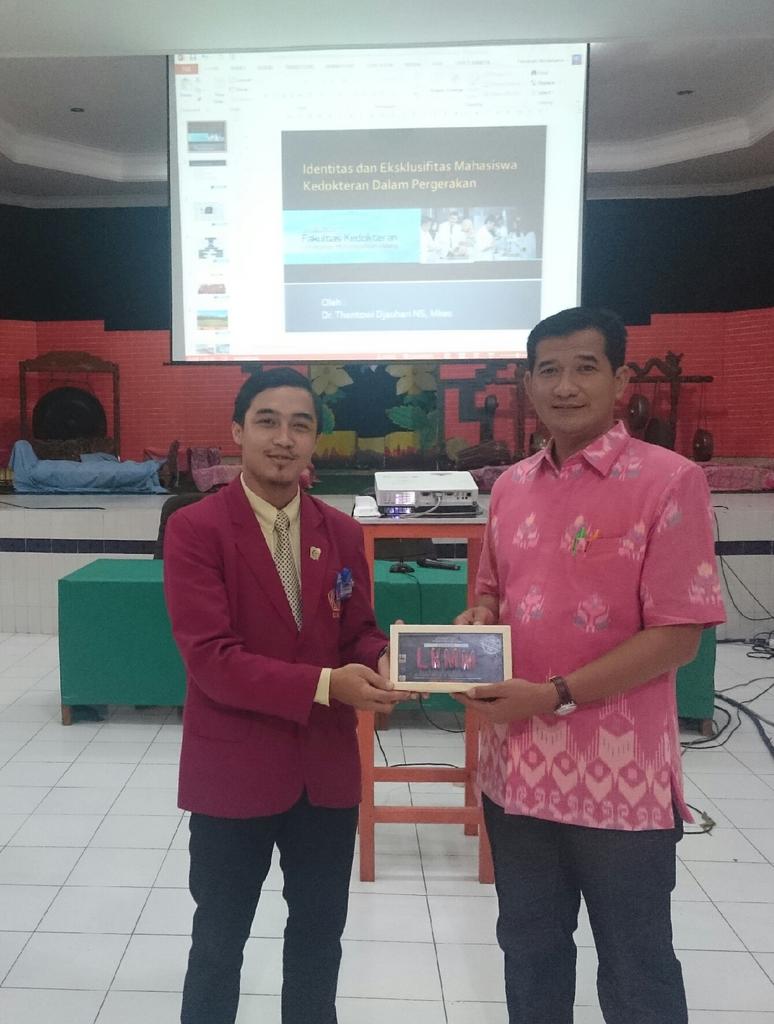 bemfkumm's tweet photo. Materi3 "Identitas Mahasiswa &amp; Eksklusifitas Mahasiswa Kedokteran dalam Pergerakan" oleh dr. Tomi #LKMM #FKUMM http://t.co/UFYXCJBqW3
