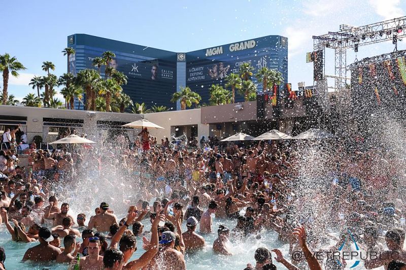 WetRepublic's tweet photo. #NowHiring security guards, cashiers &amp; lifeguards. Interviews at @HakkasanLV's Ling Ling Club today, 10 am-4 pm. http://t.co/TbYYO0kzID