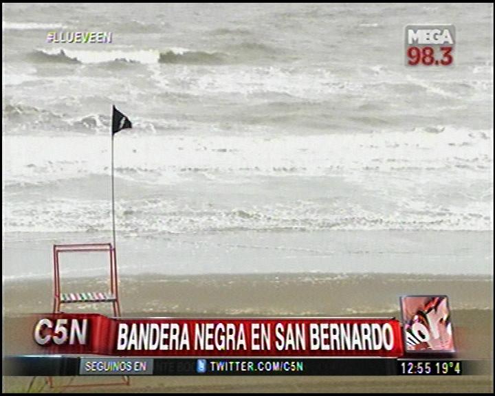 Cronica_ok's tweet photo. ATENTOS HINCHAS DE #BOCA | Pusieron #BanderaNegra en San Bernardo y ordenan salir del mar por precaución http://t.co/uo6W0cdMV0