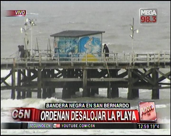 Cronica_ok's tweet photo. ATENTOS HINCHAS DE #BOCA | Pusieron #BanderaNegra en San Bernardo y ordenan salir del mar por precaución http://t.co/uo6W0cdMV0