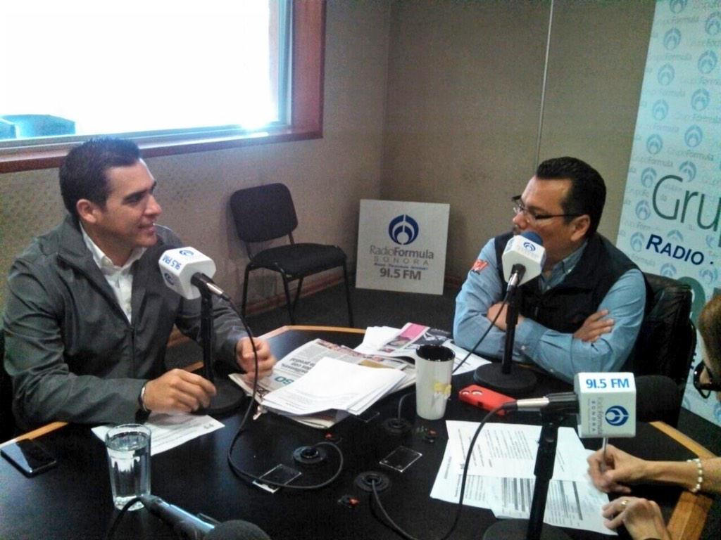 JesusMEnriquez's tweet photo. Esta mañana en entrevista con Horacio Molina y Lorena Molina en Fórmula Sonora. #EneroMesDeTitulación http://t.co/PuAkHlJdDw