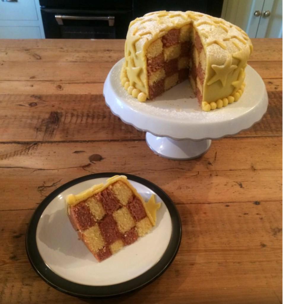 BathCreative's tweet photo. @RosiesCakes wow! One for @FoodPornsx @ItsFoodPorn. I reckon @simonrim should try that #showstopper #cake on Saturday http://t.co/SlqlXNfzHA