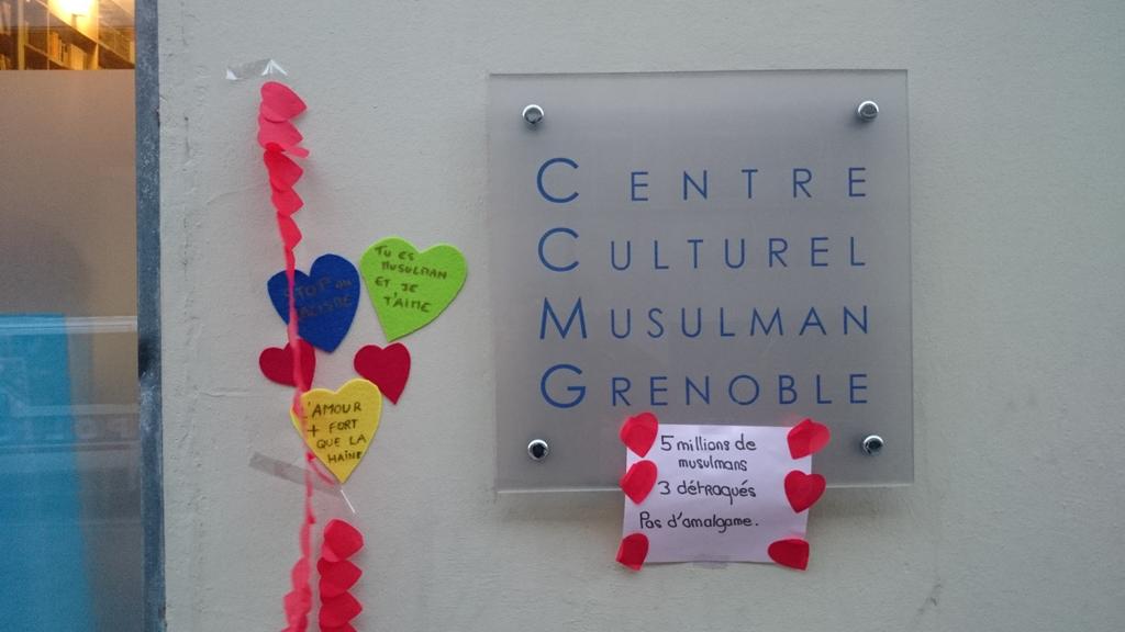 Steph_Echinard's tweet image. À l'entrée du Centre culturel musulman à Grenoble. Les coeurs colorés, plus forts que les têtes remplies de haine