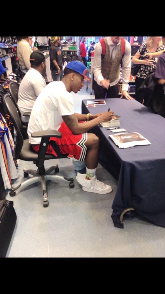 JohnThomasWIII's tweet photo. Signing autographs back in d.c. #missinit #eaglesnest 😌👌 http://t.co/lyyCIk0kP5