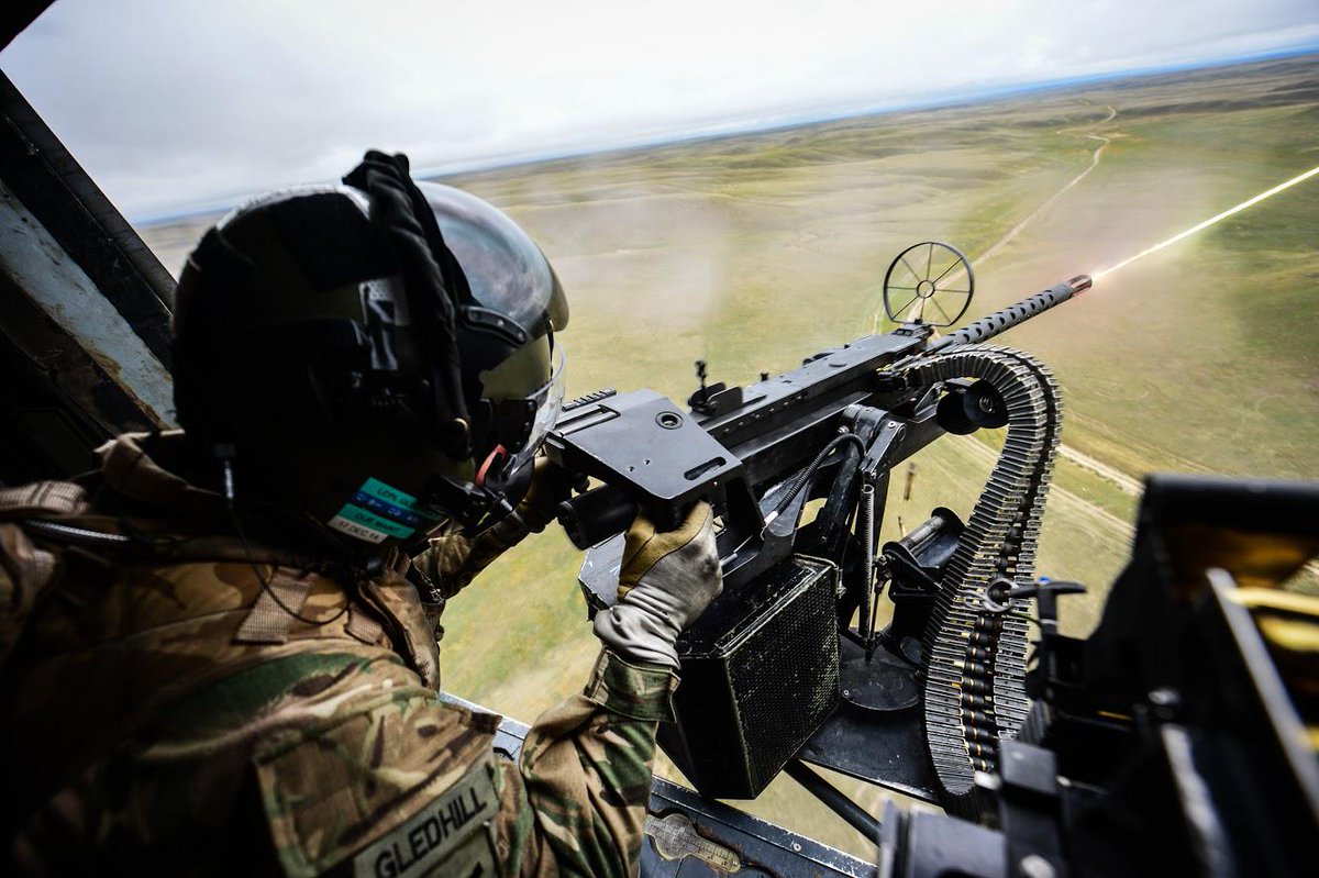 BritishArmy's tweet photo. Lynx gunner with 29 Flight provides live-fire support to 1 Yorkshire Regiment Battlegroup on Exercise Pizzaro #BATUS http://t.co/wNy7gQUyjp