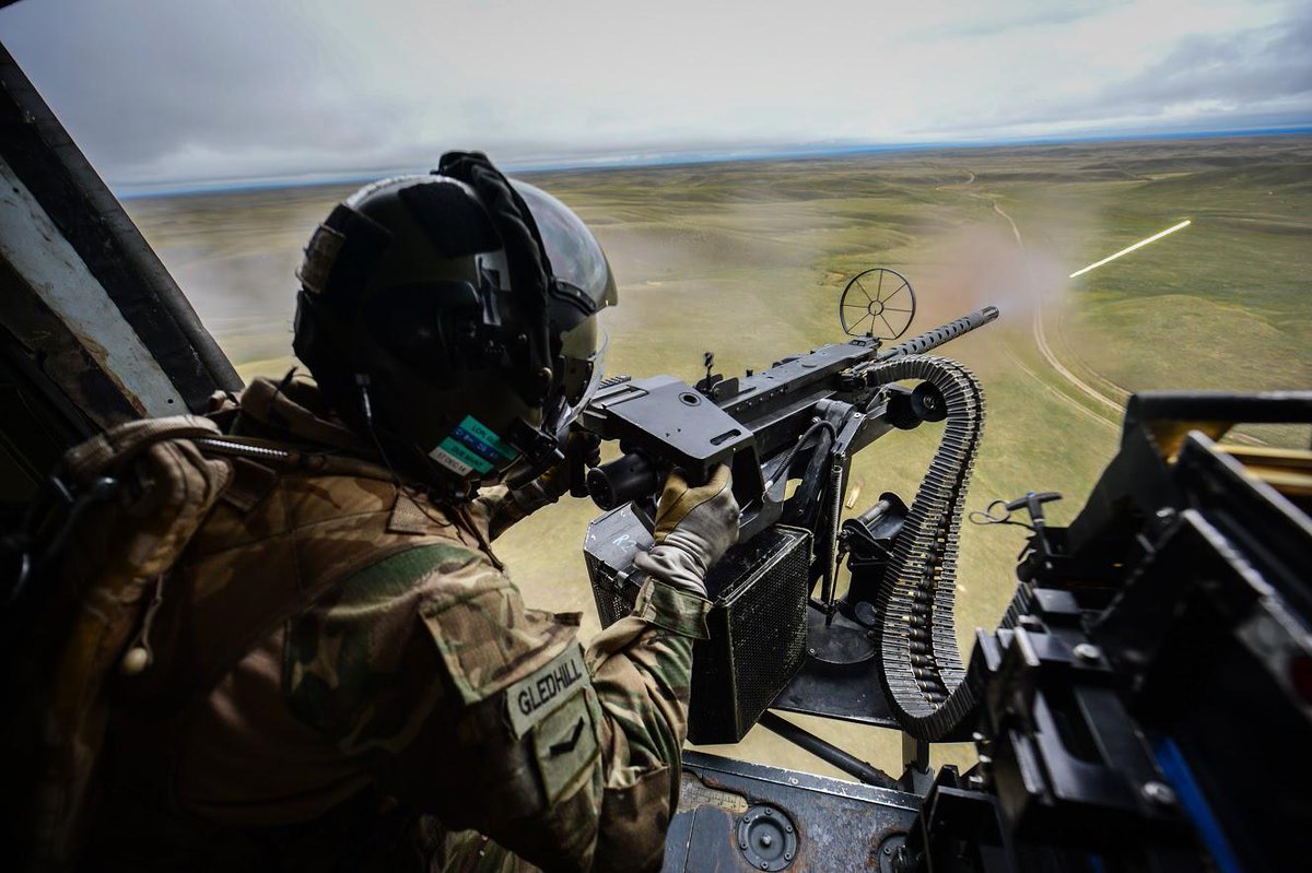 BritishArmy's tweet photo. Lynx gunner with 29 Flight provides live-fire support to 1 Yorkshire Regiment Battlegroup on Exercise Pizzaro #BATUS http://t.co/wNy7gQUyjp