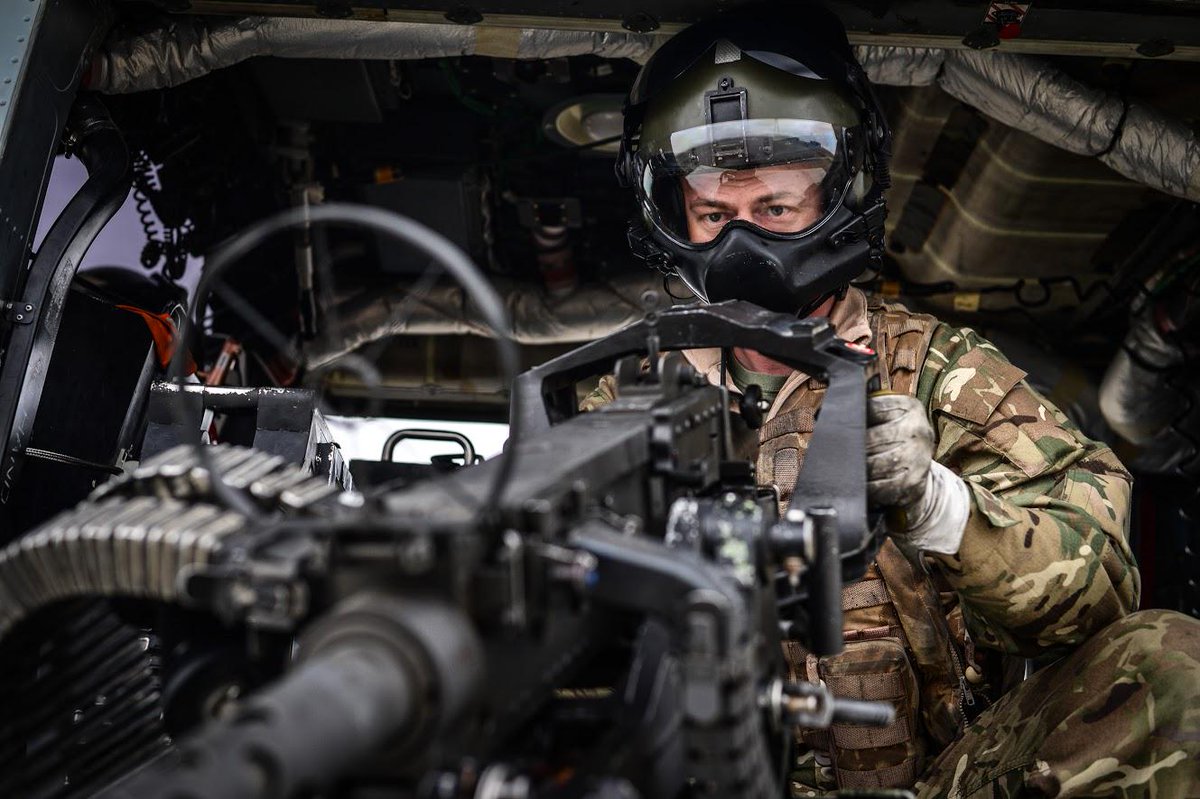 BritishArmy's tweet photo. Lynx gunner with 29 Flight provides live-fire support to 1 Yorkshire Regiment Battlegroup on Exercise Pizzaro #BATUS http://t.co/wNy7gQUyjp
