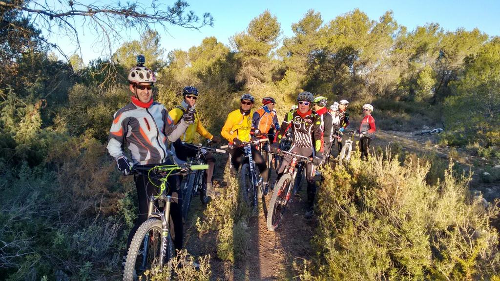 moisespladur's tweet photo. No recordaba lo divertidas que son las rutas con el equipo A. Por cierto...cabrones. Jajajaja http://t.co/BwJ1tzT39O