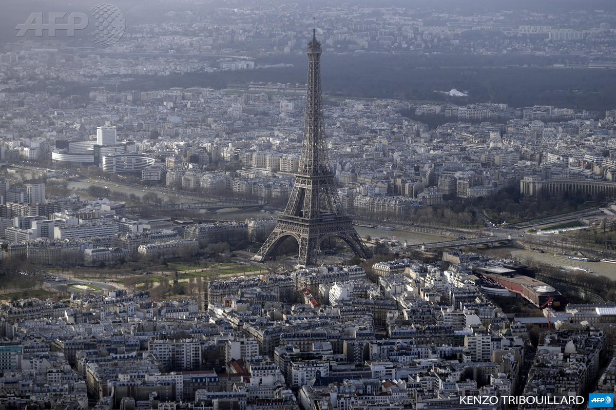 #instantané Vue aérienne de Paris  par Kenzo Tribouillard #AFP via <a href="/s_chauveauAFP/">Sophie Chauveau</a>
