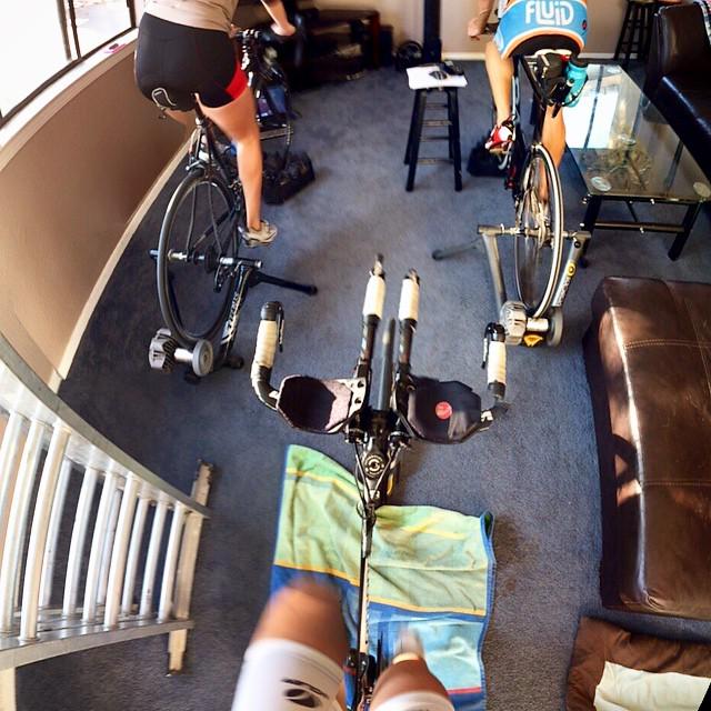 kaoriphoto's tweet image. Roommate trainer ride workout. #tritraining #triathlon #trainerride