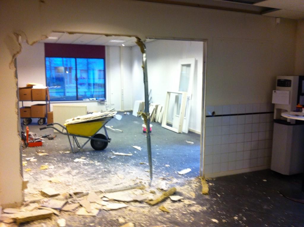 martincuypers's tweet image. #update van de verbouwing van ons kantoor tot #clubhuis.
De tussenwanden worden gesloopt.