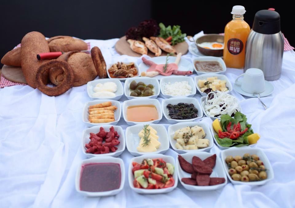 Her pazar. Sinirsiz portakal suyu ile serpme kahvalti