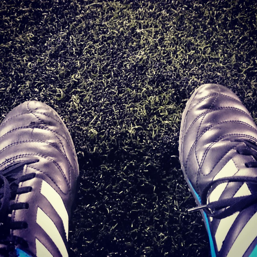 LaLigaenDirecto's tweet photo. Ser feliz sólo con un balón entre los pies... FÚTBOL ⚽ http://t.co/kxyAxPYC8l