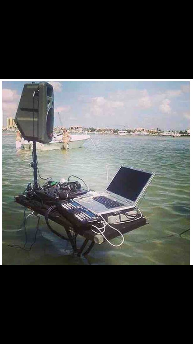 StarDiscos's tweet image. Love this .....Unlucky DJ