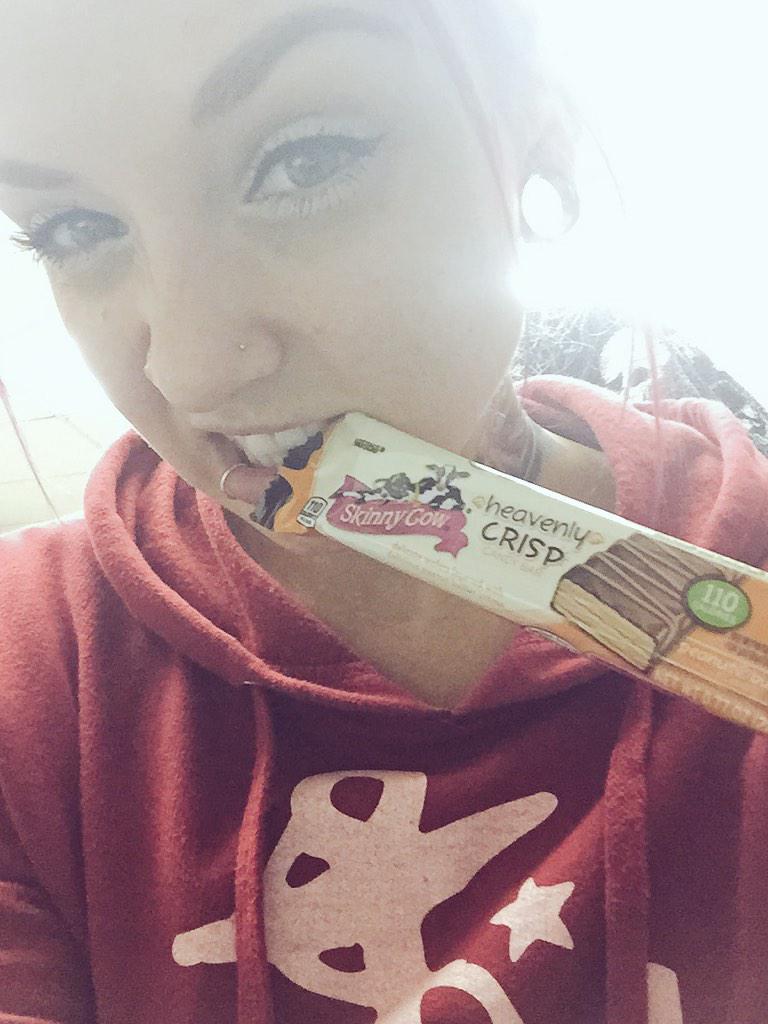 StaciCastle's tweet image. @TheSkinnyCow chocolate craving = handled. 😝 #thesearebomb #chocolateproblems #yummy #selfie #donteatthewrappertho