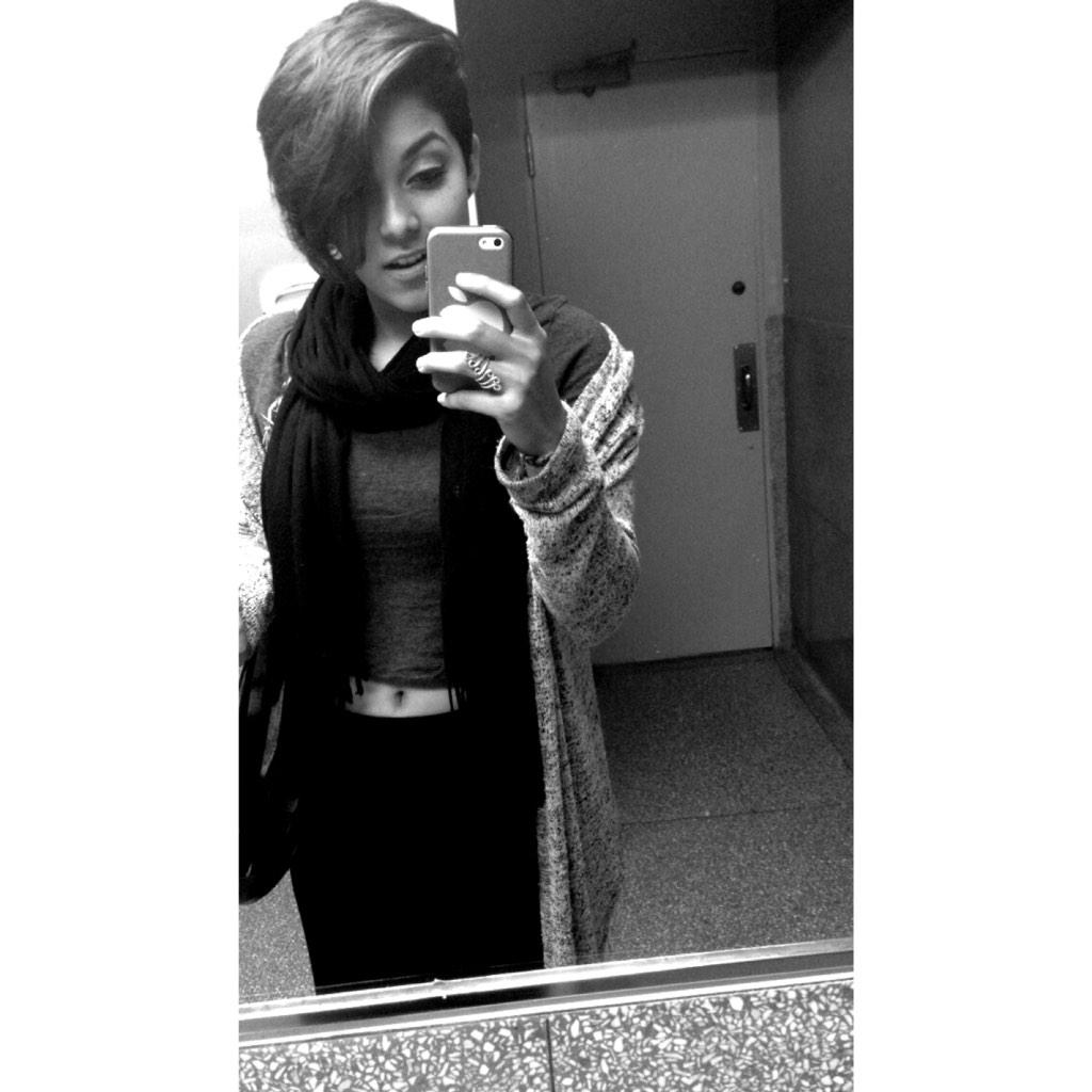 Jay_Moneyy18's tweet image. Your basic bathroom school selfie. #OneMoreClass