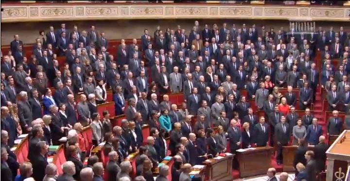 22Skammelsen's tweet photo. Efter 1 min stilhed brød Nationalforsamling i #Frankrig ud i spontan udgave af nationalsang https://t.co/fxrIr4XGo4 http://t.co/47RovTpOq4