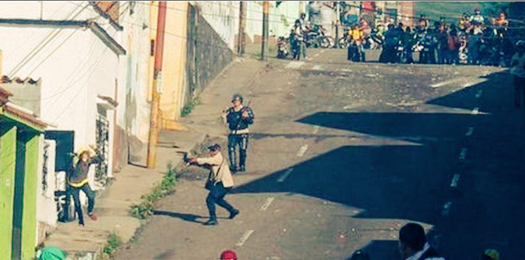 Venezuela, cómo matar a un estudiante desde las bandas de Maduro B7QD_YSCEAASimY