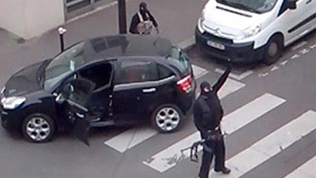 Vídeo | Imágenes inéditas de la huída de los hermanos Kouachi tras atacar #CharlieHebdo ow.ly/HgiaW