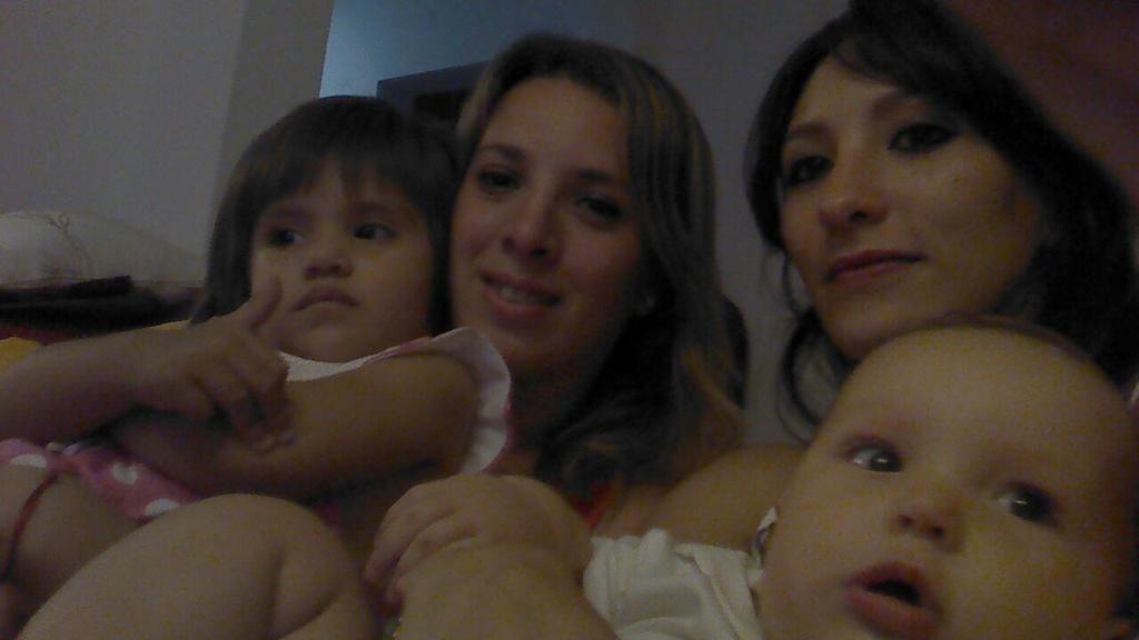 PauBonadies's tweet photo. Año nuevo con los peques,Los amoo!!!! http://t.co/uqe3ZgWDEq