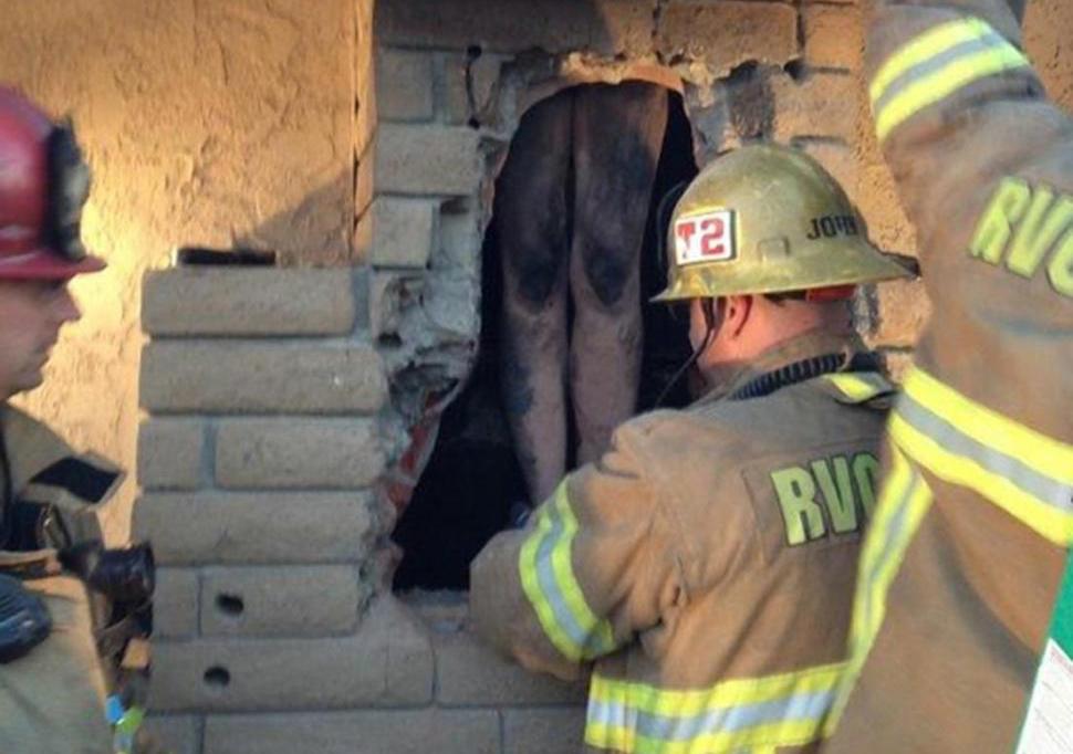 #Naked Girl Tries To Break Into Her #Ex Boyfriend’s House Through Chimney. #funny #weirdnews narcity.com/toronto/woman-…