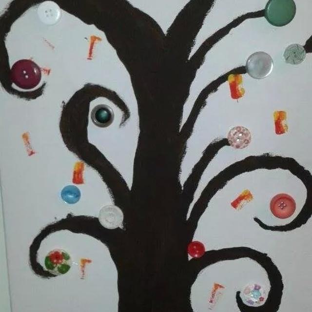 paintpartyred's tweet photo. Awesome button tree created at doing art together event http://t.co/ov5FeaZzNI