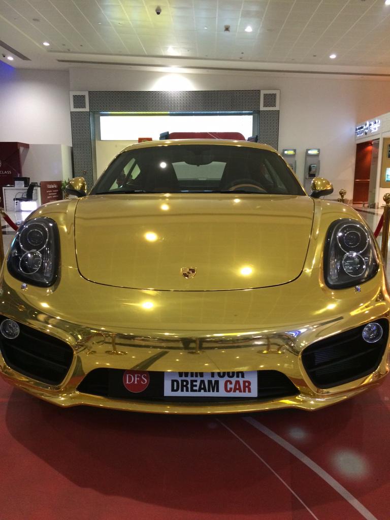 Jhocy's tweet photo. #onlyintheuae Gold-plated #Porsche http://t.co/YXkj1lWn9w