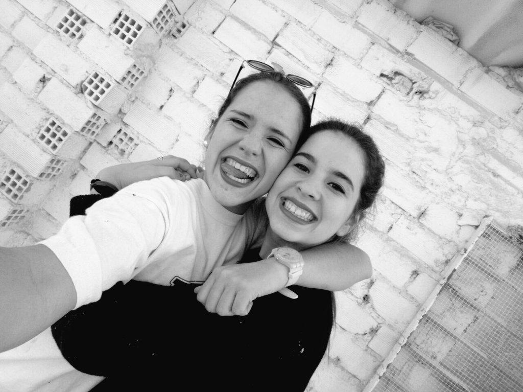 beabeitabeu's tweet photo. Amor de amiga te quiero mil @issp1999 http://t.co/JgYzrG3O7J
