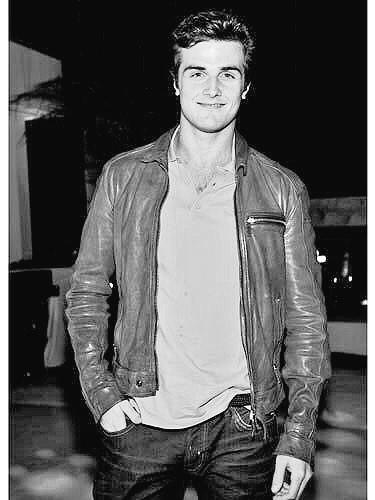  happy birthday babe! I wish you the best today and ever.    thanks for illuminate my days. 