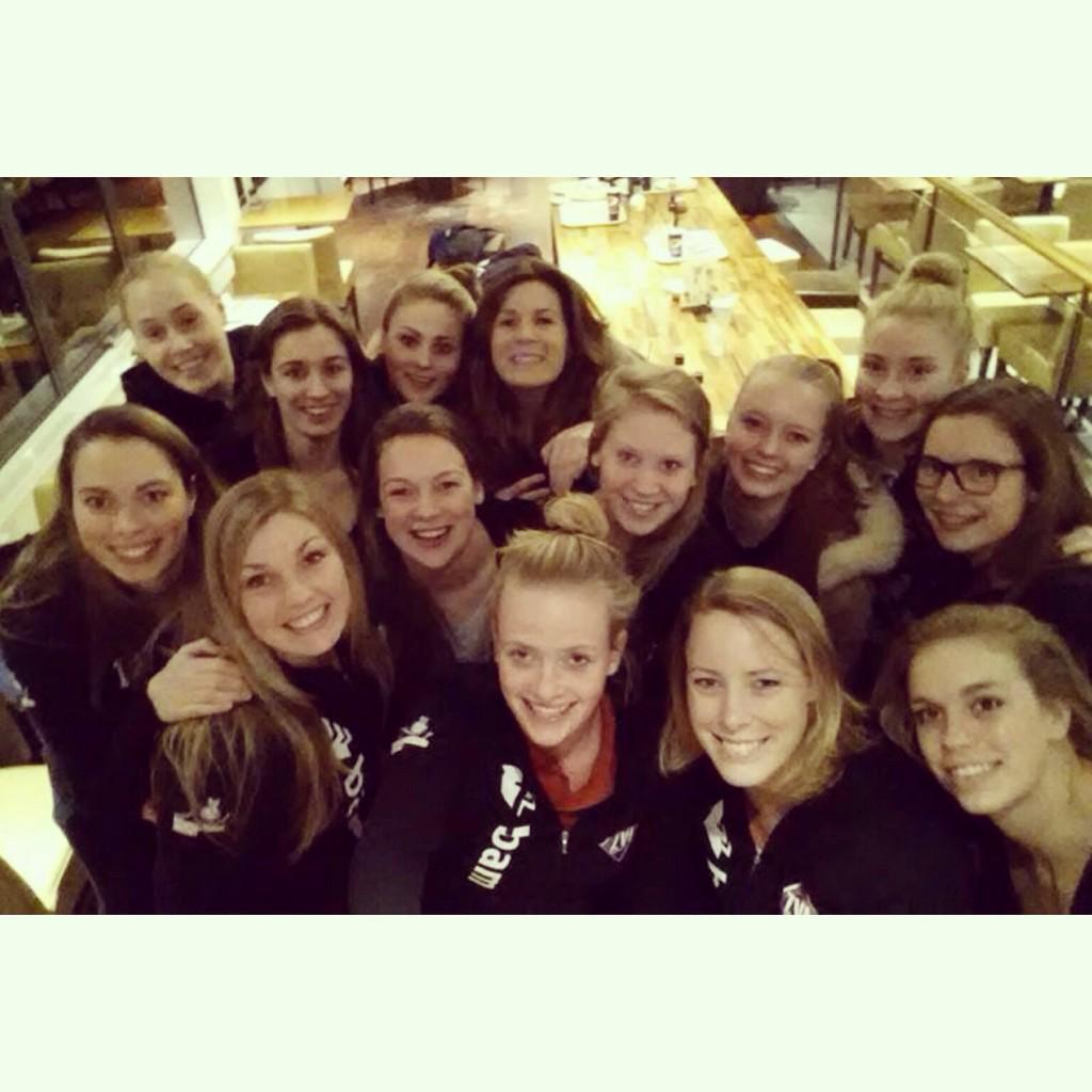 MariannedGroot's tweet photo. Op naar Brussel met @ZVLBAM !Morgen vliegen we naar Athene! #europacup #zvlbam #zvl #bam #waterpolo #topteam #Leiden http://t.co/Ff3PtCOA1e