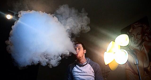 HookahPenCentrl's tweet photo. 👽@tylerfierro Throwing Up an Enormous Cloud💨 #TeamHPC #CLDMKR #SmokeTricks #EDMFamily http://t.co/cGobLLOJKp