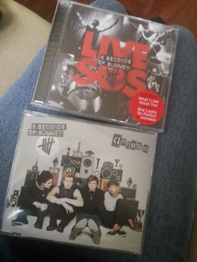 ripmyotp's tweet photo. IT FINALLY ARRIVED! IM SO FUCKING HAPPY❤ #LIVESOS #AMNESIAEP @5SOS @Calum5SOS @Luke5SOS @Michael5SOS @Ashton5SOS http://t.co/0DnPTzQE8S