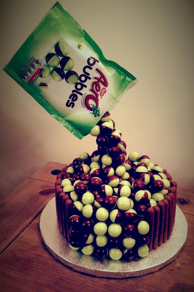 PuddingpokePuds's tweet photo. Aero bubble pourer cake!! Taking orders now! http://t.co/dgDarrF8KR