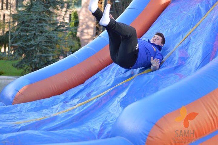 JackC966's tweet photo. Bae: come over 😍😍
Cooney: can't I'm on a bouncy castle slide
Bae : my parents aren't home 
Cooney : http://t.co/k5YTAEQmjE