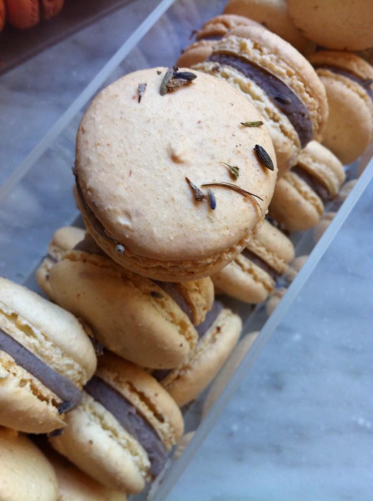 BetmonStephane's tweet photo. Macarons lavanda e mirtillo http://t.co/WImxsa9vkt