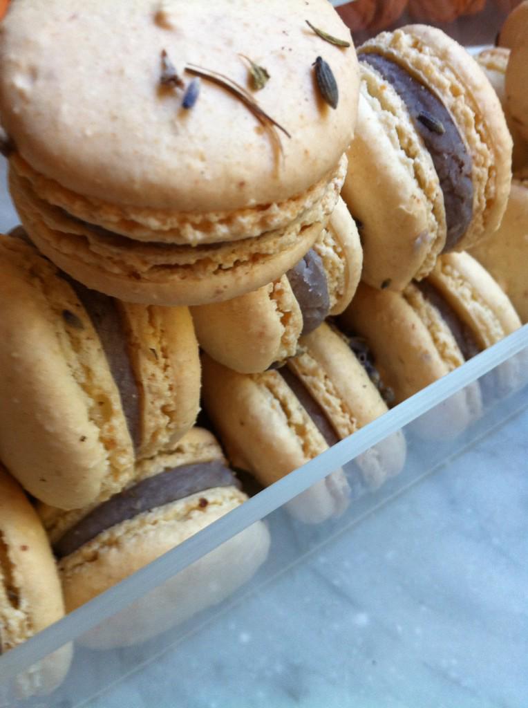 BetmonStephane's tweet photo. Macarons lavanda e mirtillo http://t.co/WImxsa9vkt