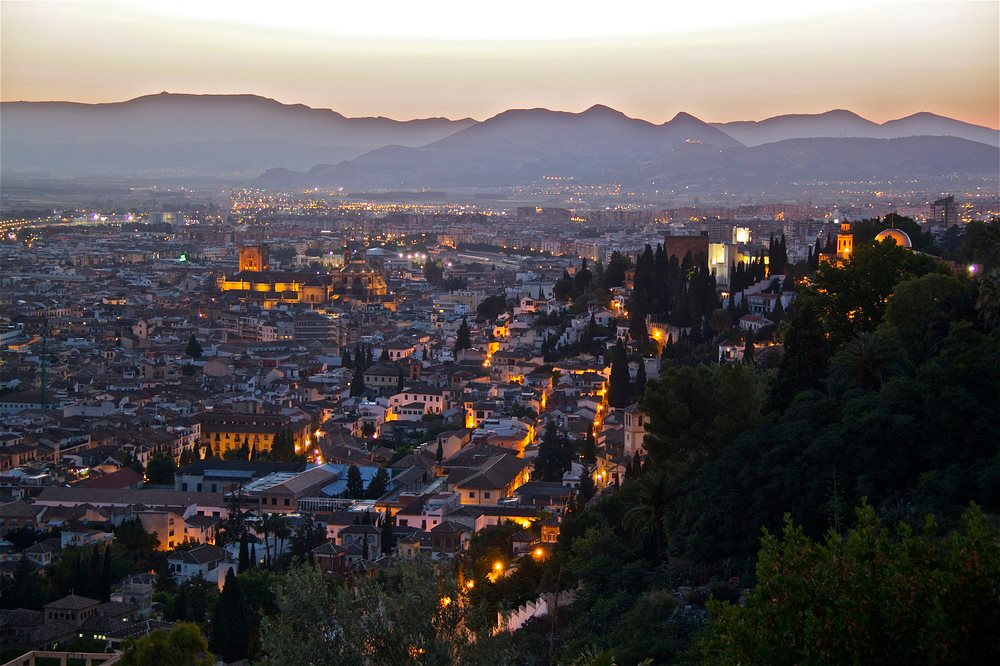 PlanesGranada's tweet photo. Anochece en Granada.. Foto de Lola Díaz Somodevilla #planesgranada http://t.co/kaDRvWxd1D