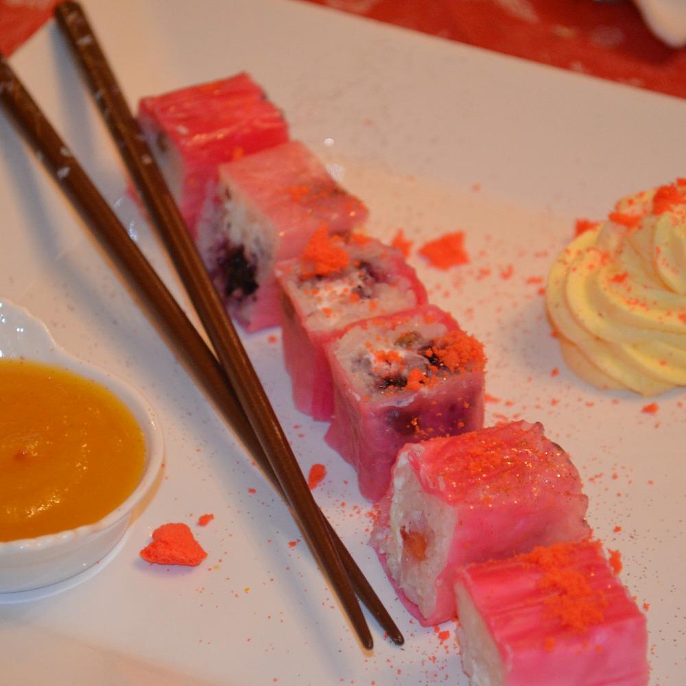 mendiet6's tweet photo. Dessert time! Sushi style dessert with mulberry and strawberry, mango pure and vanilla whipped cream. http://t.co/LkrZrMfwMt