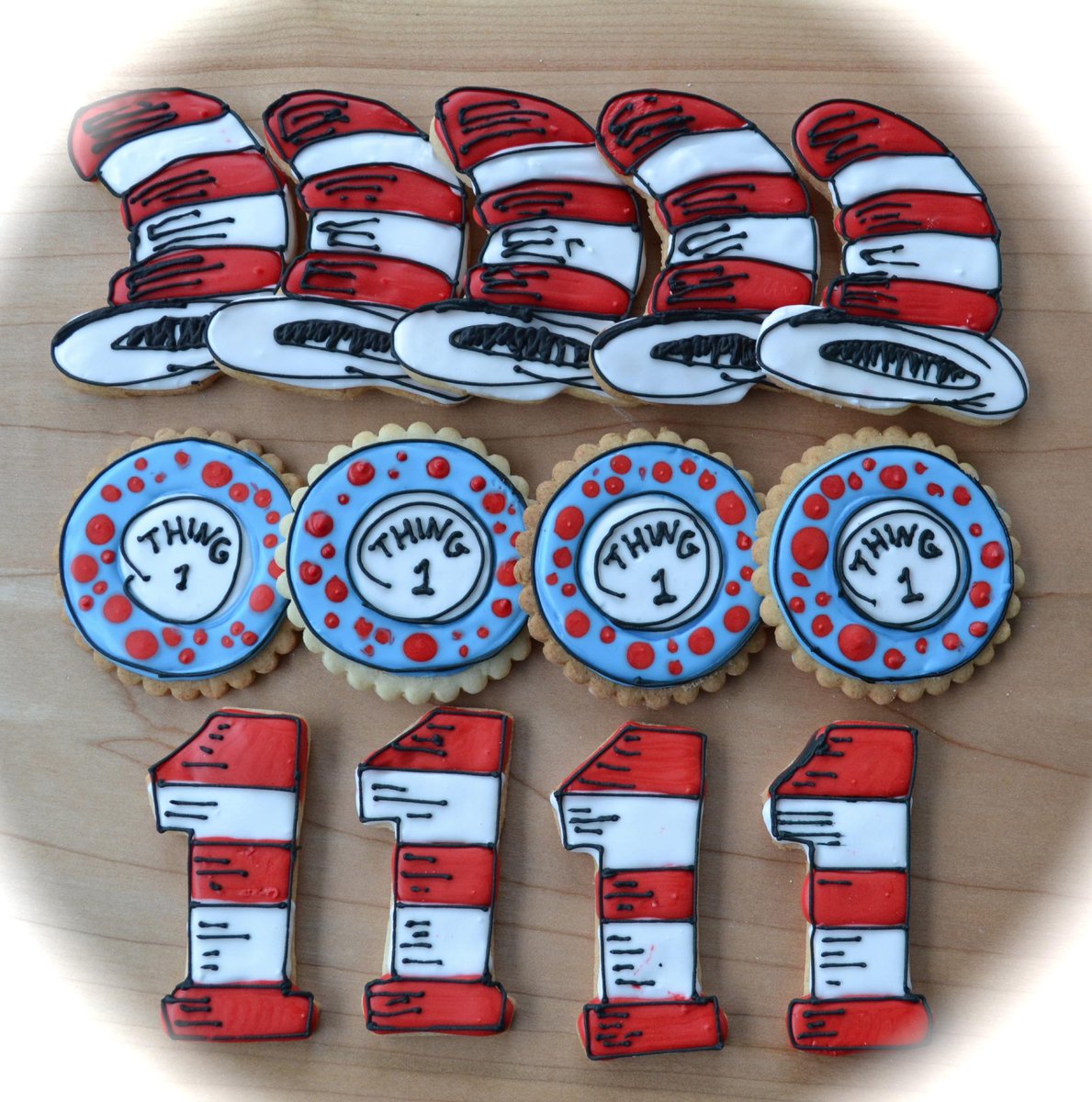 PamsCookies's tweet photo. #abbotsford #birthdaypartyfavour  #cookies Cat in the Hat theme http://t.co/kwH1NXxOYW