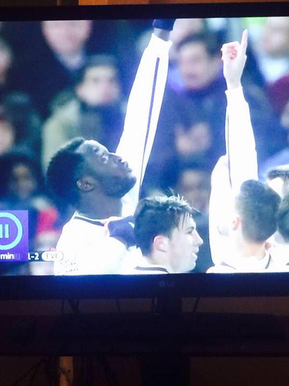 FutballTweets's tweet photo. Lukaku pays tribute to his friend Junior Malanda, who tragically died at the weekend! #Respect http://t.co/oVxokrasgb