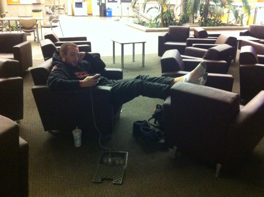 alexabeals's tweet photo. tom loves college #nottheU http://t.co/DetEwnghPE