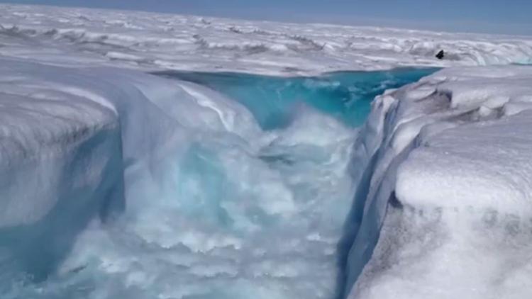Ice researchers capture catastrophic Greenland melt latimes.com/science/scienc…