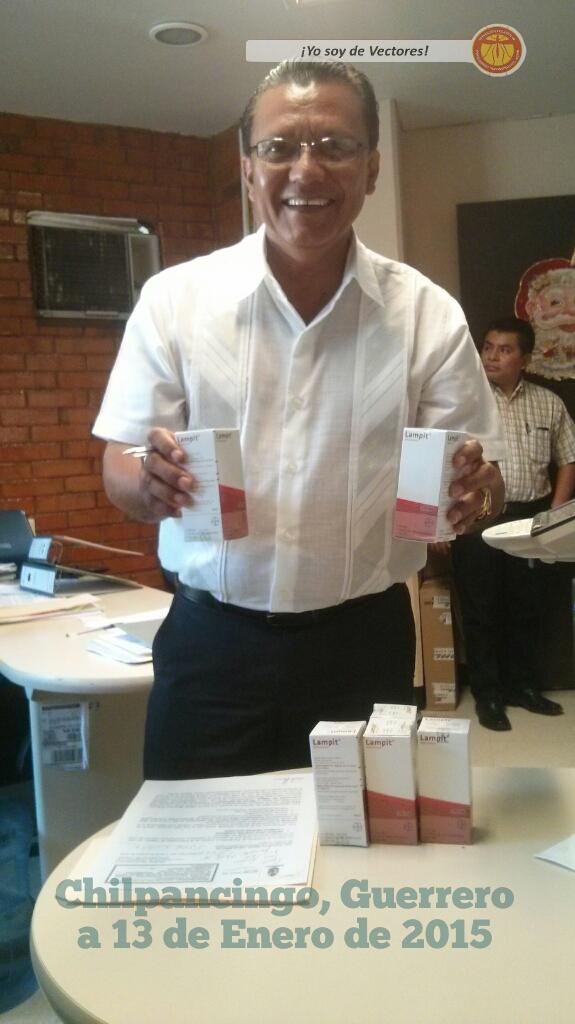 VectoresGro's tweet image. Médico Coordinador de Vectores recibe medicamento para pacientes con enfermedad de Chagas en la JS06CChica