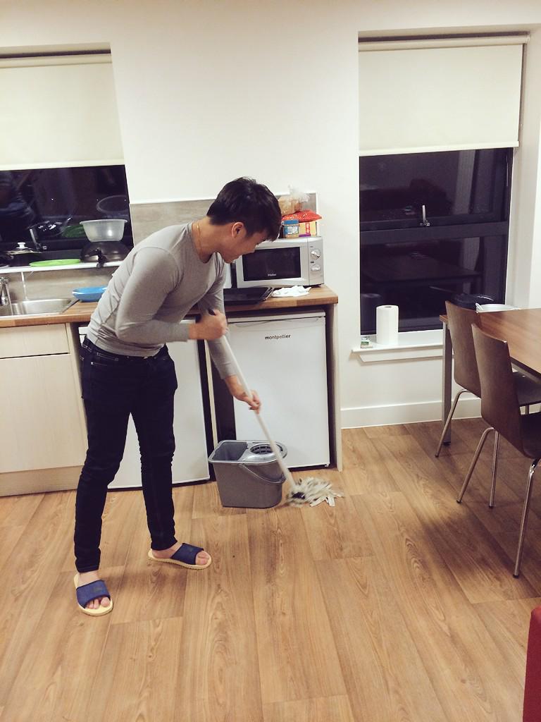 JoosephLee's tweet photo. #menwhoclean http://t.co/WM0AHu0gpH